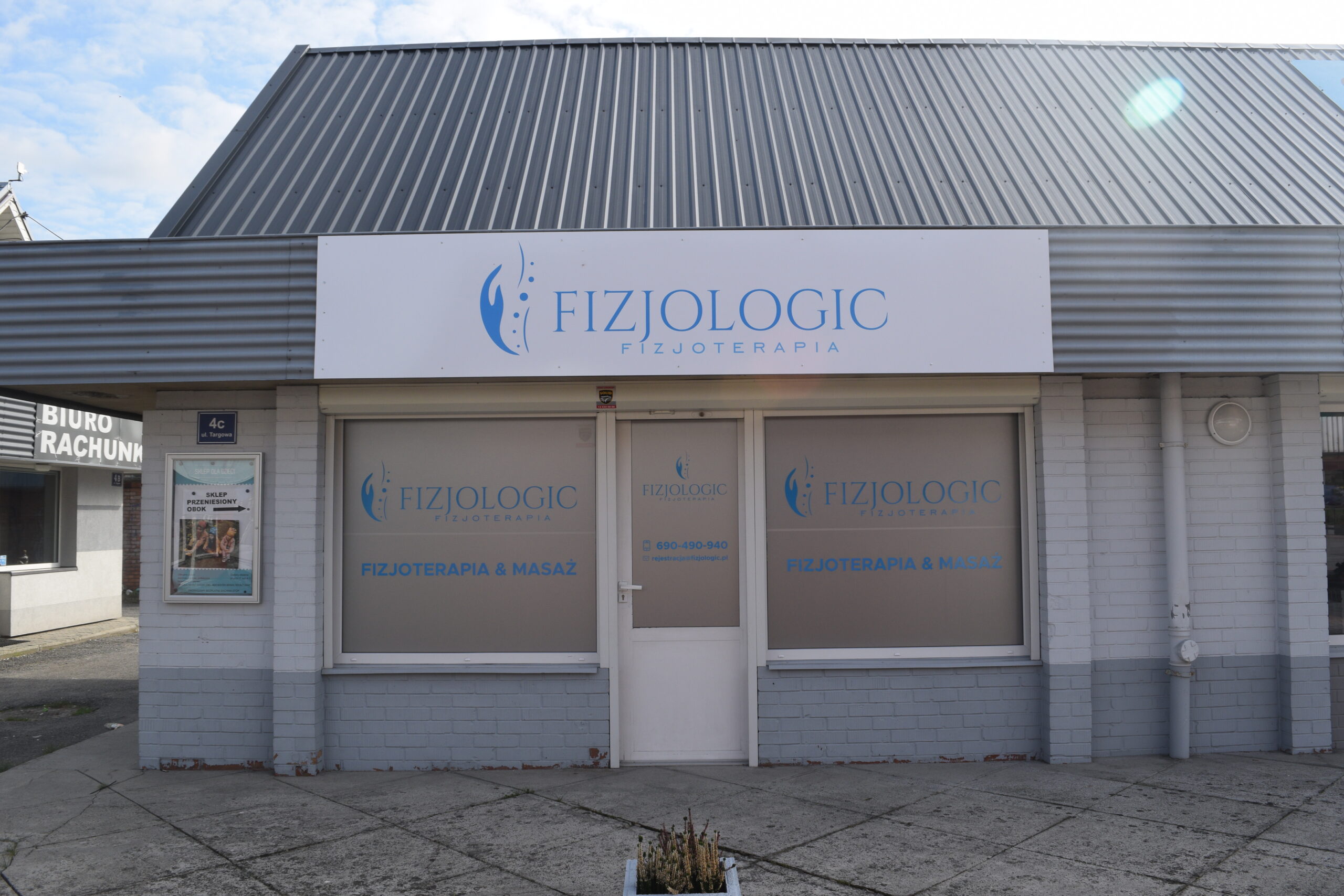 Wejście do gabinetu FIZJOLOGIC w Niepołomicach przy ul. Targowej 4C